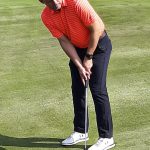 Ronald bekijkt zijn par-putt