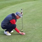 Wil lijnt op voor zijn tricky par-putt op 18