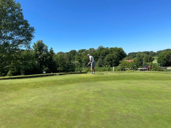 Er-gaat-niets-boven-een-rondje-golf-in-korte-broek-en-poloshirt