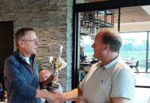 Teamcaptain Jan Koppers- (KMar) draagt de cup over aan teamcaptain Dennis (politie)